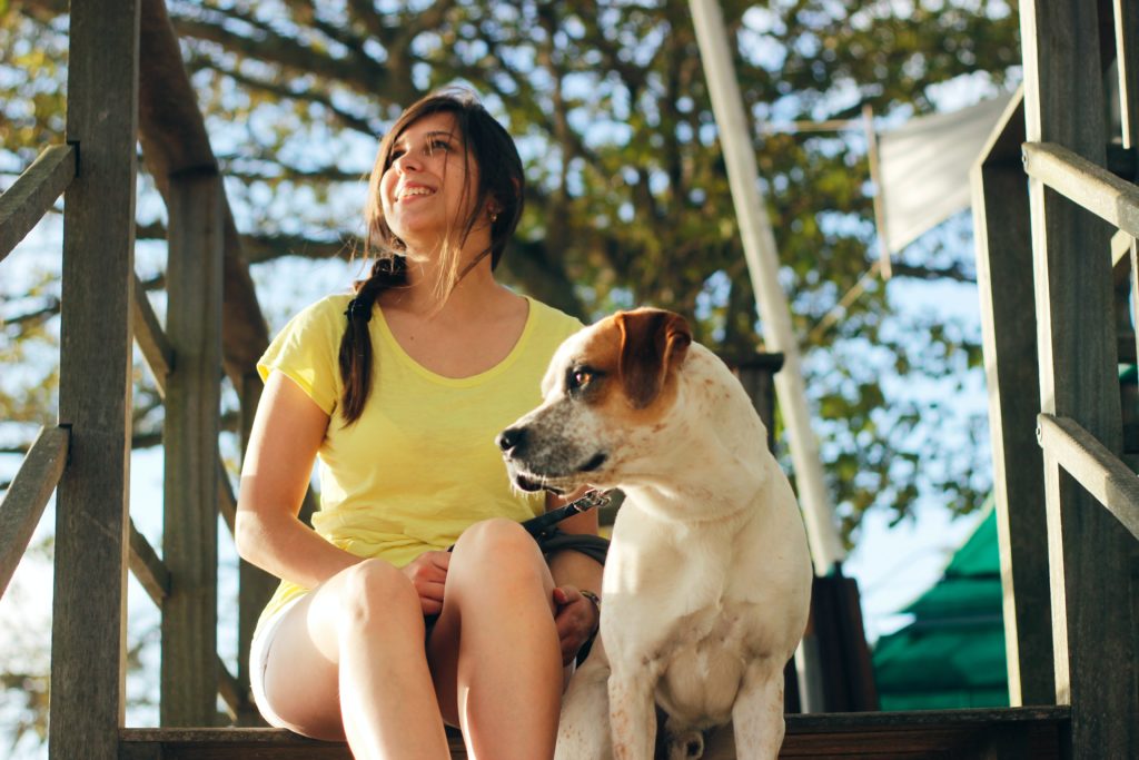 femme et chien sourire